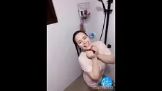 播放 如此性感的女人在她的浴室洗澡