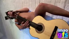 Afspelen Hete paul toont haar middelgrote tieten en kutje met gitaar