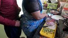 Odtwórz Błyska i szarpie się na oczach pokojówki swathi w kuchni