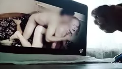 播放 观看个人录像时射精：继父与青少年继女的肛交冒险