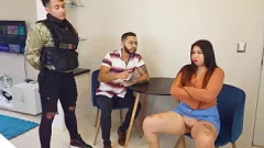 Riproduci La moglie traditrice seduce la guardia del corpo e si fa beccare con un creampie in un trio!