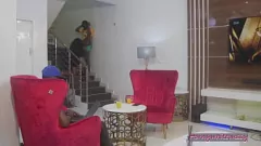 Oynat Hile Yapan GF'nin İyi Donanımlı Bir Tesisatçıyla X-RATED Merdiven Karşılaşması