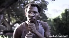 播放 园丁的禁忌继女在热气腾腾的遭遇中渴望他的大黑鸡巴