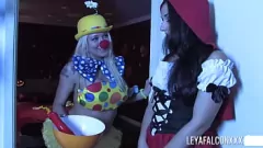 Abspielen Die vollbusige Brünette Sheena Ryder und die blonde Clownin Leya Falcon spielen lesbisch mit einem Dildo
