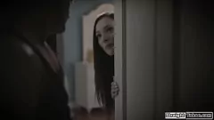 Reproduzir O padrasto inicia sexo pela primeira vez com a enteada petite morena