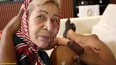 再生 77歳のおばあちゃんは、ラフな異人種間の肛門と顔をします