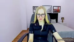 Oynat Avrupa sarışın bebeğim içinde gözlük gösteren küçük göğüsler üzerinde web kamerası