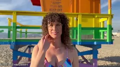 Reproduzir MILF judeu curvilíneo faz sexo público com um estranho aleatório na praia