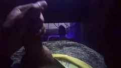 Putar Manu panas dan terangsang cums keras dengan handjob