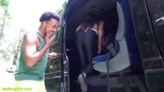 Reproduzir A bunda apertada do MILF brasileiro esticou -se em intensa van sexo