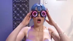 Reproducir Nena asiática de cabello azul causa trío de oficina hilarante