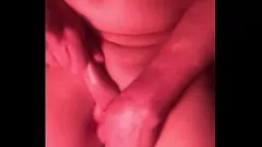 Abspielen Heißer Amateur benutzt Dildo, um sich grob zu ficken