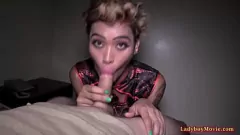 Reproduzir O intenso pau de Ladyboy Miley asiático chupando e titjob