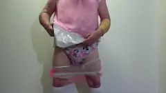 Jouer Mignon crossdressher sissy rose rose trempss en plastique pantalon