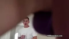 Redare MILF experimentat devine anal și cu gât profund, cu dop și vibrator