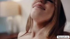 播放 T-Girl Stepister分享人妖继母的硬公鸡