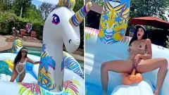Afspelen Harley Haze wordt nat en wild met dildo op Unicorn Float