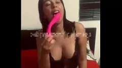 Jouer Lina Henao suce son gros clitoris avec son jouet pendant qu'un amateur excité lui baise la chatte avec une grosse bite