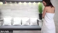 Redare Spang squealions - Tyre Nile se ia cu un necunoscut la spa