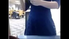 Putar Dia mencintai dalam kekuatannya.