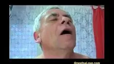 Играть Старый паренек трахает подростка