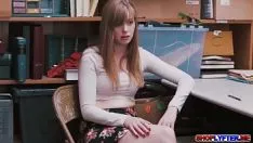 Играть Кукла Вивьен Ли берет на себя хвастливую кепку, чтобы шлепнуть